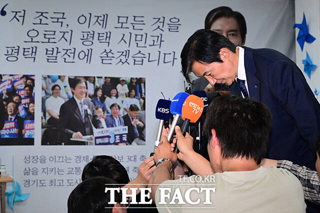 조국 조국혁신당 평택을 재선거 후보가 4일 오전 경기 평택시 선거사무소에서 당원과 지지자들에게 낙선 인사를 전하고 있다. /평택=남윤호 기자