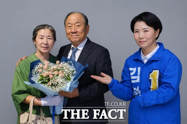 군위군의회 역사상 처음으로 더불어민주당 소속 군의원 2명이 각각 지역구에서 당선돼 군위군 정치지형에 변화를 예고하고 있다. 사진은 부인과 함게 지지자들로 부터 꽃다발을 받고 기뻐하는 이종무 당선인(왼쪽)과 김현주 당선인(오른쪽). /각 당선인 캠프
