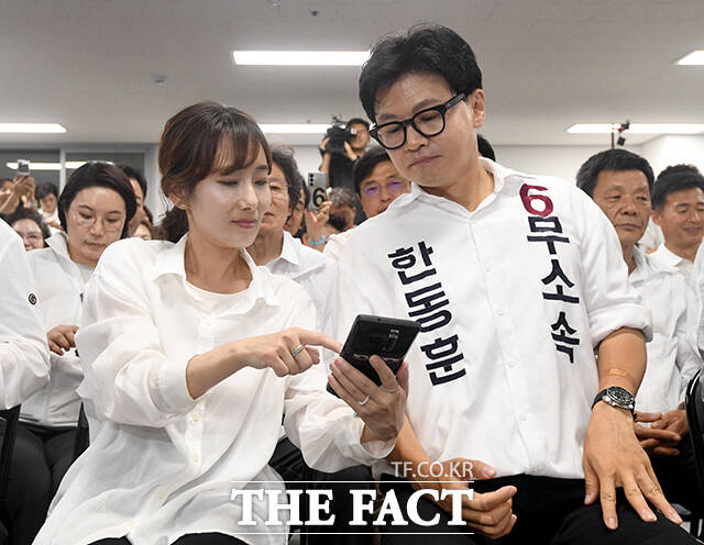 한동훈 부산 북구갑 국회의원 보궐선거 후보(가운데)가 4일 오전 부산 북구 선거사무소에서 당선이 확실시되자 세레머니 하고 있다. /부산=박상민 기자