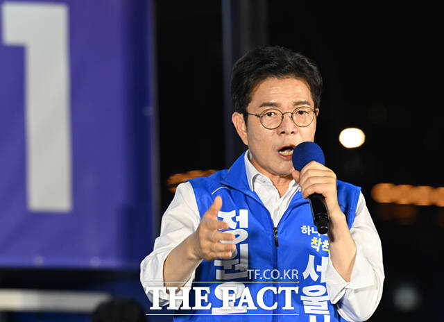 정원오 더불어민주당 서울시장 후보가 제9회 전국동시지방선거 본투표를 하루 앞둔 2일 서울 청계광장에서 열린 필승 총력 유세에서 유권자들에게 지지를 호소하고 있다./이새롬 기자
