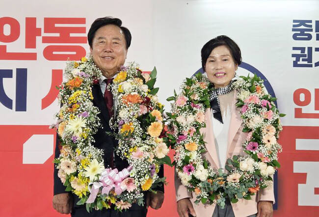 권기창 안동시장 당선인이 부인과 함께 꽃다발을 목에 걸고 당선의 기쁨을 나누고 있다. /권기창 후보 선거캠프