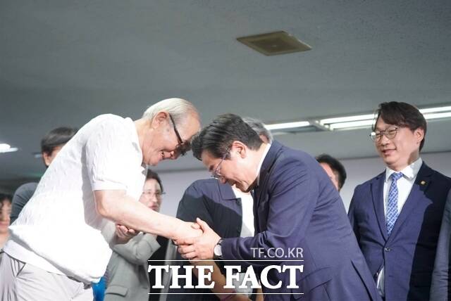 4일 박찬대 후보가 인천시장 당선이 확정된 뒤 지지자들에게 감사의 인사를 하고 있다. /박찬대 후보 선거캠프