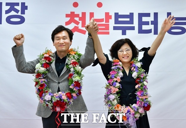 조현일 경산시장 당선인이 4일 당선이 확정된 후 부인과 함께 손을 맞잡고 지지자들의 환호에 화답하고 있다. /조현일 당선인 캠프