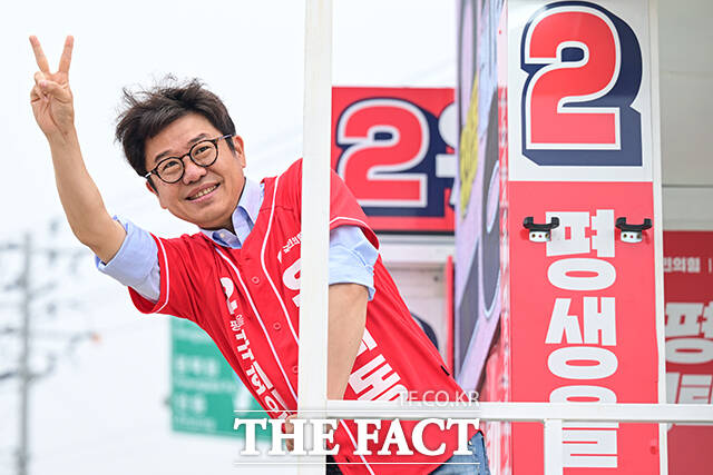 6·3 국회의원 보궐선거 경기 평택을에 출마한 유의동 국민의힘 후보의 당선이 확실시됐다. 사진은 지난달 29일 오전 경기 평택시 고덕면 궁리사거리에서 출근길 인사를 하고 있는 유 후보.