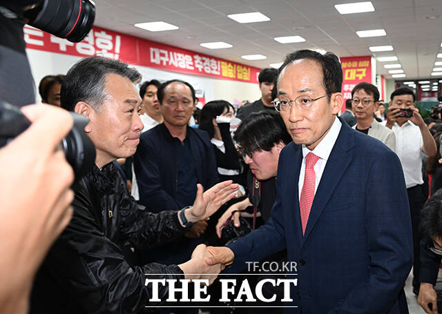 추경호 국민의힘 대구시장 후보가 4일 오전 대구 수성구에 마련된 선거사무소에서 지지자들에게 개표상황에 대한 입장을 발표하고 있다. /대구=박헌우 기자