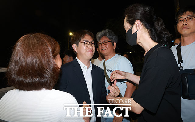하정우 더불어민주당 부산 북구갑 국회의원 후보가 4일 부산 북구 선거사무소에서 선거 결과에 승복하는 입장을 발표하고 있다. /부산=박상민 기자