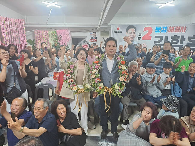 김학홍 문경시장 당선인이 배우자와 꽃목걸이를 걸고 당선의 기쁨을 나누고 있다. /김학홍 후보 캠프