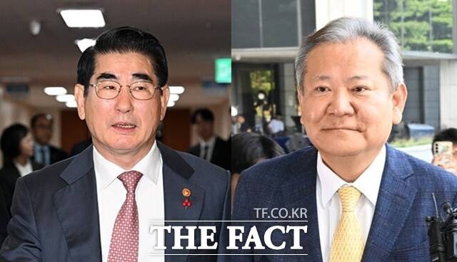 이상민 전 행정안전부 장관(오른쪽)과 김용현 전 국방부 장관이 4일 3대 특검(내란·김건희·채상병) 미제 의혹을 수사하는 권창영 특별검사팀(종합특검)에 처음으로 출석했다. /더팩트 DB