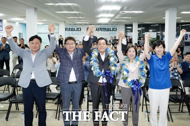 4일 이재준 더불어민주당 수원시장 후보가 당선 후 아내와 함께 환호하고 있다. /이재준 선거캠프