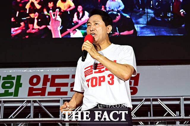오세훈 국민의힘 서울시장 후보가 2일 오후 서울 서대문구 신촌역 스타광장에서 열린 파이널 유세에 참석해 지지를 호소하고 있다. /배정한 기자