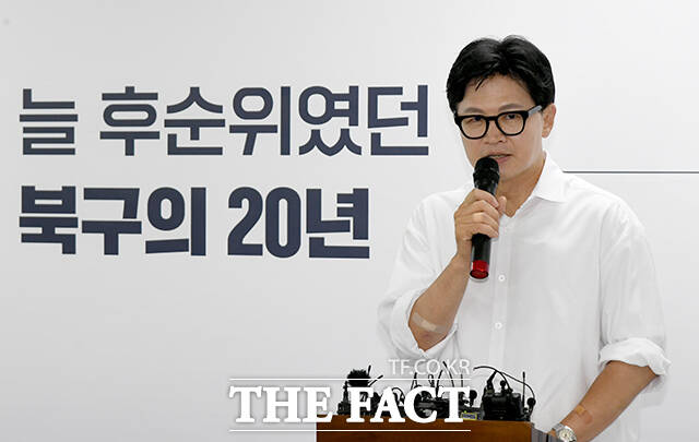 한동훈 무소속 부산 북구갑 국회의원 보궐선거 당선인이 4일 부산 북구 선거사무소에서 기자회견을 열고 국민의힘 복당 의지를 나타냈다. /박상민 기자