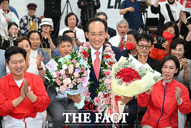 추경호 국민의힘 대구시장 후보가 4일 오전 대구 수성구에 마련된 선거사무소에서 추 후보의 당선이 확실시되자 꽃목걸이를 걸고 기뻐하고 있다. /대구=박헌우 기자