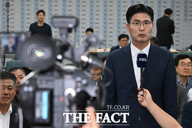 이원택 더불어민주당 전북도지사 후보가 3일 오후 전북 전주시 완산구 더불어민주당 전북도당에 마련된 제9회 전국동시지방선거 개표 상황실에서 취재진의 질의에 답하고 있다. /전주=김성렬 기자