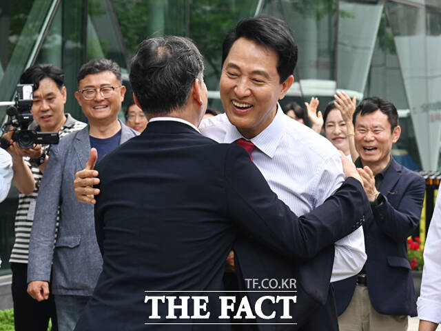 제9회 전국동시지방선거에서 서울시장으로 당선된 오세훈 국민의힘 후보가 4일 오전 업무 복귀를 위해 서울시청으로 출근하며 직원들의 환영을 받고 있다. /이새롬 기자