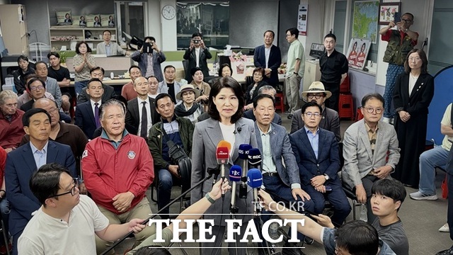 이진숙 대구시 달성군 국회의원 보궐선거 후보가 4일 오전 선거사무소에서 당선 소감을 밝히고 있다. /이진숙 후보 선거캠프