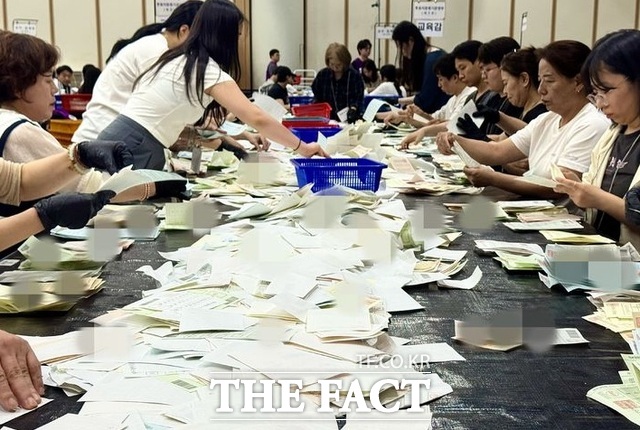 6·3 지방선거 투표일인 3일 대구시 북구 엑스코에 마련된 동구 개표소에서 선거 사무원들이 투표용지를 분류하고 있다. /뉴시스