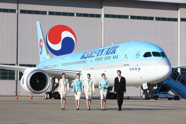 B787-9 항공기와 승무원들의 모습. /대한항공 제공