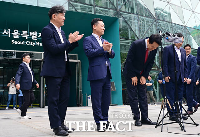 제9회 전국동시지방선거에서 서울시장으로 당선된 오세훈 국민의힘 후보가 4일 오전 업무 복귀를 위해 서울시청으로 출근하며 인사하고 있다.