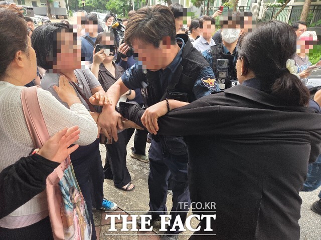 제9회 전국동시지방선거에서 발생한 투표용지 부족 사태로 투표소와 중앙선거관리위원회(선관위) 앞에 시위대가 모여 이틀째 대치를 이어갔다. 이들이 투표함 반출을 저지하고, 선관위 차량을 가로막으면서 2000여명의 표는 개표조차 되지 못했다. /안디모데 기자
