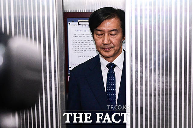 조국 후보가 승강기에 몸을 싣은 채 생각에 잠겨있다.