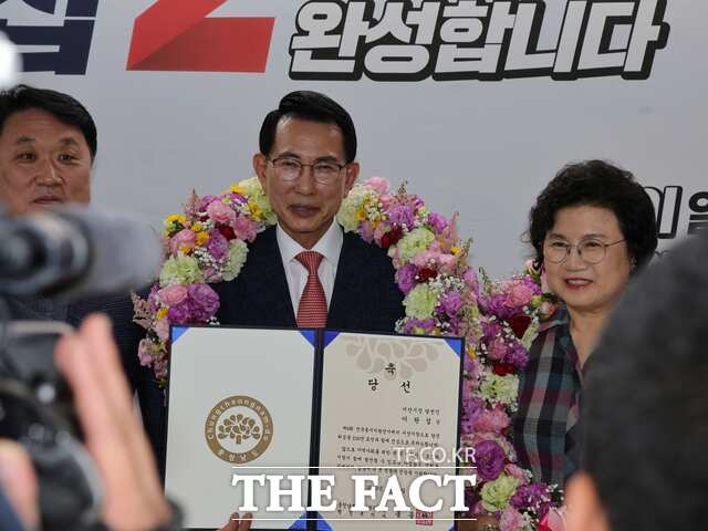 이완섭 서산시장 당선인이 선관위로부터 당선증을 교부받고 부인과 함께 기념 촬영을 하고 있다. /이완섭 후보 선거캠프