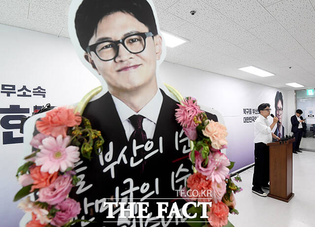 한동훈 무소속 부산 북구갑 국회의원 보궐선거 당선인이 4일 오후 부산 북구 선거사무소에서 기자회견을 열고 취재진의 질문에 답하고 있다. /부산=박상민 기자