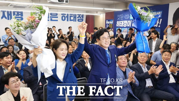 허태정 더불어민주당 대전시장 당선인이 4일 당선을 확정 짓고 기념촬영을 하고 있는 모습. /허태정 후보 캠프
