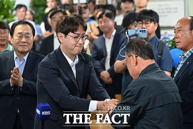 하정우 더불어민주당 부산 북구갑 국회의원 후보가 4일 부산 북구 선거사무소에서 선거 결과에 승복하는 입장을 발표하고 있다. /부산=박상민 기자