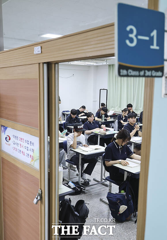 2027학년도 대학수학능력 6월 모의평가가 실시된 4일 오전 서울 마포구 서울여고에서 수험생들이 시험 시작을 기다리고 있다. /사진공동취재단