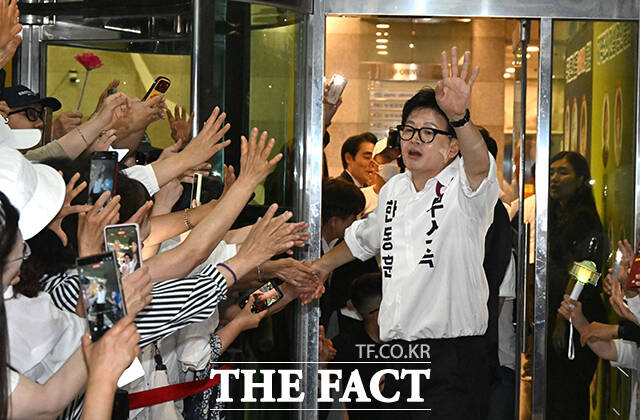 한동훈 무소속 부산 북구갑 국회의원 재보궐선거 당선인(가운데)이 4일 오전 당선을 축하하기 위해 모인 지지자들을 향해 인사하고 있다. /부산=박상민 기자