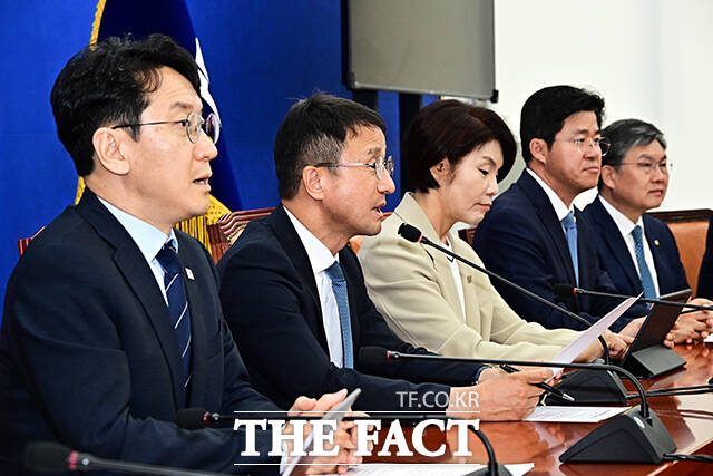 한병도 더불어민주당 원내대표(가운데)가 4일 오전 서울 여의도 국회에서 열린 정책조정회의에 참석해 모두발언을 하고 있다. /국회=배정한 기자