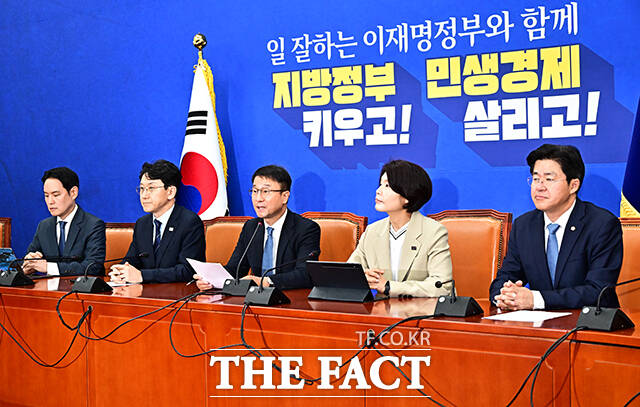 한병도 더불어민주당 원내대표(가운데)가 4일 오전 서울 여의도 국회에서 열린 정책조정회의에 참석해 모두발언을 하고 있다. /국회=배정한 기자