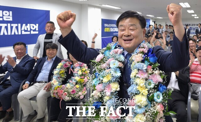 제9회 전국동시지방선거에서 충남도교육감에 당선된 이병도 당선인이 선거캠프에서 지지자들과 함께 환호하고 있다. /이병도 캠프