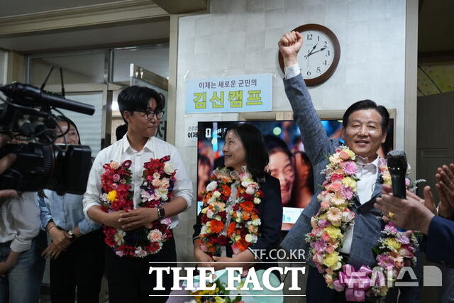무소속 김신 완도군수 당선자가 4번 도전 끝에 승리했다. /뉴시스