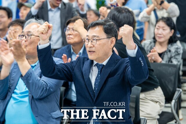 정근식 서울시교육감이 6·3 지방선거 서울시교육감 선거에서 승리해 재선에 성공했다. 정 교육감은 4일부터 서울 용산구 서울시교육청사로 출근한다. /정근식 캠프 제공