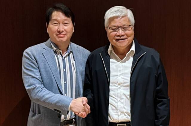 최태원 SK그룹 회장(왼쪽)이 지난 3일 대만 타이베이에서 웨이저자 TSMC 회장과 만나 악수하고 있다. /SK하이닉스
