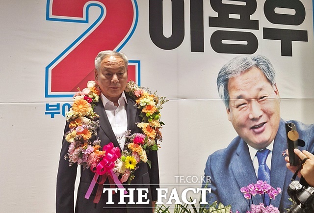 이용우 부여군수 당선인이 4일 선거사무소에서 지지자들에게 꽃다발과 축하를 받고 있다. /이용우 캠프