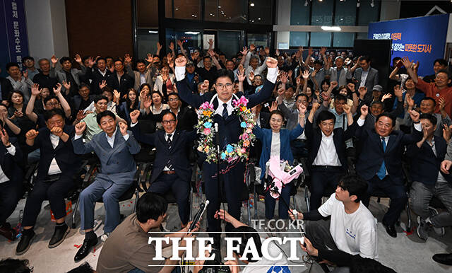 제9회 전국동시지방선거 전북특별자치도지사로 당선이 확실시된 더불어민주당 이원택 후보가 4일 오전 전북도 전주 완산구에 마련된 선거사무실에서 배우자와 함께 기념촬영을 하고 있다. /전주=김성렬 기자