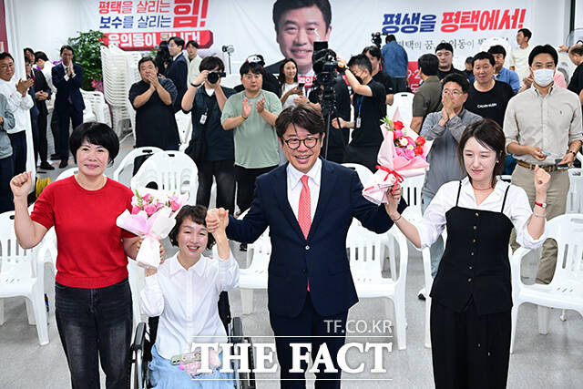 당선 소감 전하는 유의동 후보.