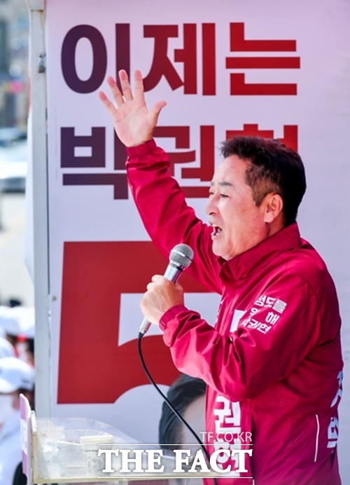 박권현 무소속 청도군수 당선인이 6·3 지방선거 선거운동 기간 중 유세를 하고 있다. /박권현 SNS 갈무리