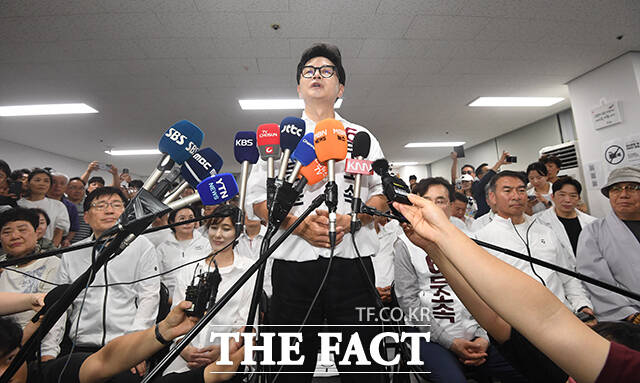 한동훈 부산 북구갑 국회의원 보궐선거 후보(가운데)가 4일 오전 부산 북구 선거사무소에서 당선이 확실시되자 세레머니 하고 있다. /부산=박상민 기자