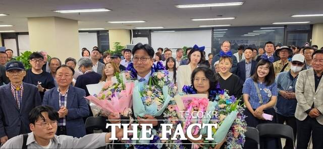 4일 도성훈 인천시교육감 후보가 당선이 확정되자 미추홀구 선거사무소에서 지지자들로부터 축하의 꽃다발을 받고 있다. /도성훈 후보 선대위