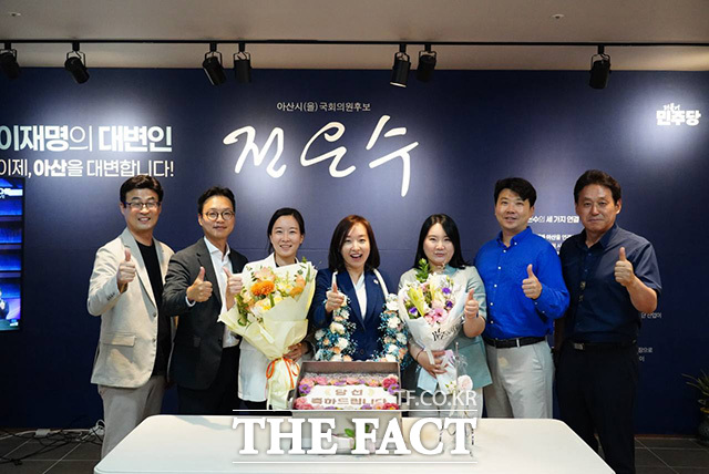 전은수 더불어민주당 아산을 국회의원 재보궐선거 후보가 4일 오전 충남 아산시 선거사무소에서 당선이 확실시 된 후 세리머니를 하고 있다. /전은수 캠프