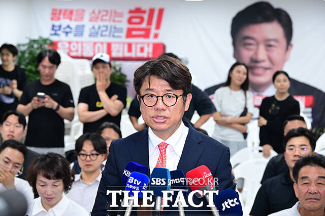당선 소감 전하는 유의동 후보.