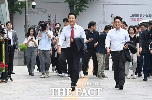 제9회 전국동시지방선거에서 서울시장으로 당선된 오세훈 국민의힘 후보가 4일 오전 업무 복귀를 위해 서울시청으로 출근하고 있다. /이새롬 기자