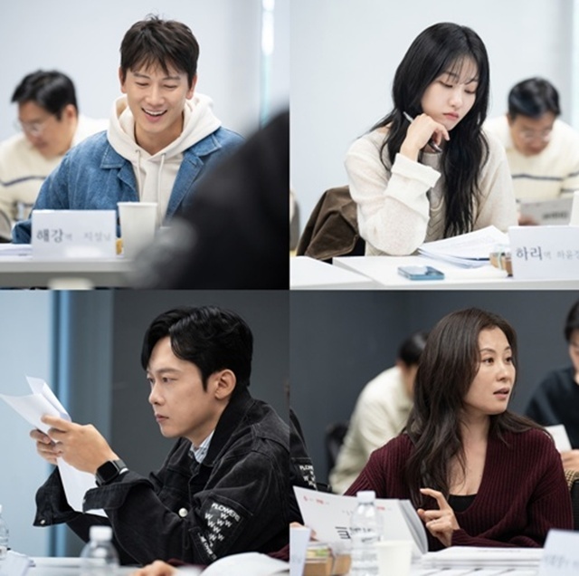 배우 지성 하윤경 문소리 박병은(왼쪽 위부터 시계방향)이 JTBC 새 토일드라마 '아파트' 대본 리딩 현장에 참여했다. /JTBC