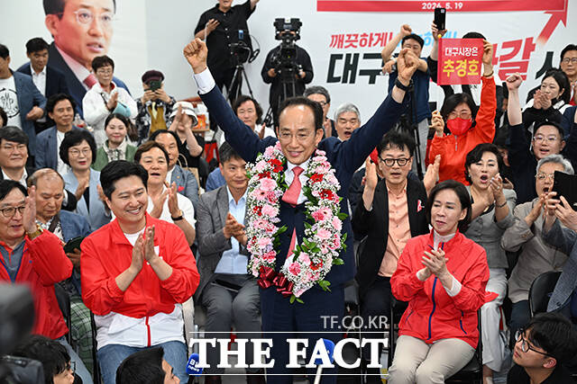 추경호 국민의힘 대구시장 후보가 4일 오전 대구 수성구에 마련된 선거사무소에서 추 후보의 당선이 확실시되자 꽃목걸이를 걸고 기뻐하고 있다. /대구=박헌우 기자