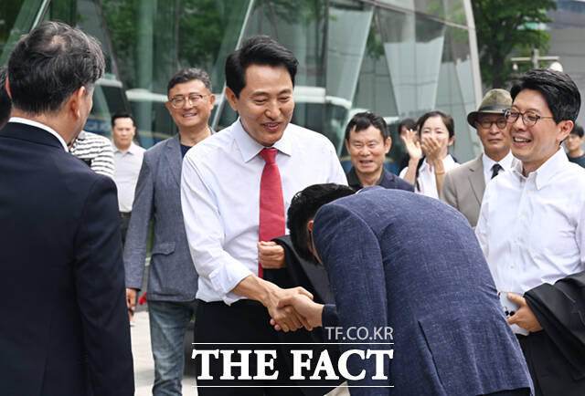 이번 선거 최대 격전지였던 서울시장 선거에서는 오세훈 시장이 막판 뒤집기에 성공하며 정원오 민주당 후보를 꺾었다. 사진은 제9회 전국동시지방선거에서 서울시장으로 당선된 오세훈 국민의힘 후보가 4일 오전 업무 복귀를 위해 서울시청으로 출근하고 있는 모습. /이새롬 기자