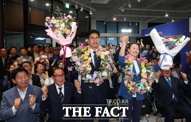 이원택 더불어민주당 전북도지사 후보가 4일 오전 전주시 완산구 중화산동2가에 차려진 선거캠프 상황실에서 김관영 무소속 후보를 누르고 도지사 당선이 확정되자 배우자 이은주 여사(오른쪽)와 함께 지지자들의 축하에 손을 들어 인사하고 있다. /전주=김수홍 기자