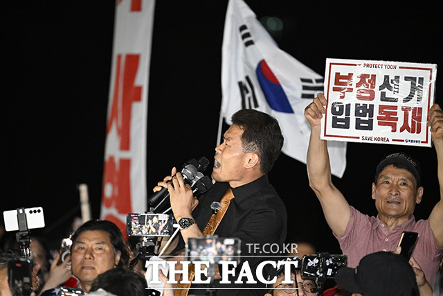 한국사 강사 출신 유튜버 전한길 씨가 4일 새벽 경기 과천시 중앙선거관리위원회 과천 청사 앞에서 시위를 하고 있다. /과천=송호영 기자